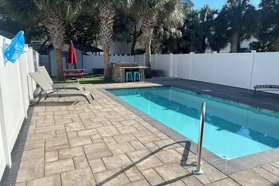 Image de Backyard Oasis: Piscine chauffée privée, bain à remous et foyer: à 200 pas de la plage