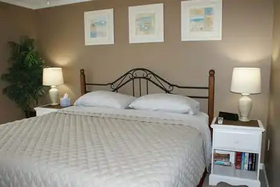 Image de Bay Front Condo w / Pool Un bloc de la plage!