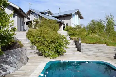 Image de Maison de luxe moderne au coeur du Cercle d'Or - Hiver et été!