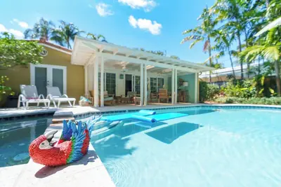 Image de Tropical / luxuriant / privé avec piscine / spa d'eau salée chauffée dans le magnifique parc Victoria.