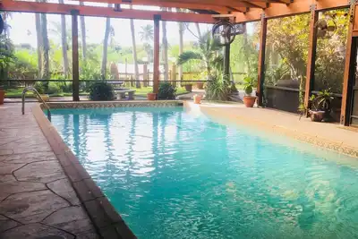 Image de incroyable maison 3\/2 sur la rivière avec piscine et à distance de marche de la plage