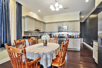 Image de Historic Garden District 2-Home Home-Rent par taille de groupe-Transport disponible