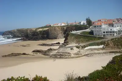 Image de Charmant, front de mer avec toit de soleil énorme donnant sur la plage