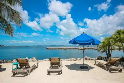 Image de Maison élégante avec plage et impuretés! Couchers de soleil spectaculaires!