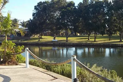 Image de confort du canal - vue sur le canal et le parc
