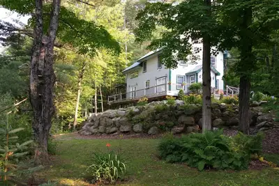 Image de La solitude des bois avec la civilisation à seulement 2 pâtés de maisons!