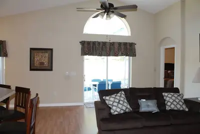 Image de ** Belle maison 4bd / 4bth W / piscine et Hotub 9Miles loin des attractions **