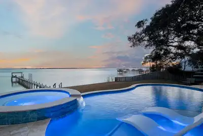 Image de Exquis Home on Sound avec piscine à débordement, spa, plage, quai, belle cour!