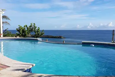 Image de Propriété avec vue sur l'océan à 180 degrés sur l'océan Atlantique, avec piscine