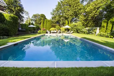 Image de Parfait juin ou août Location, 1 bloc du village, grande cour privée avec piscine