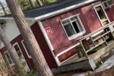 Image de Cabane de campagne isolée avec plage sur un lac privé