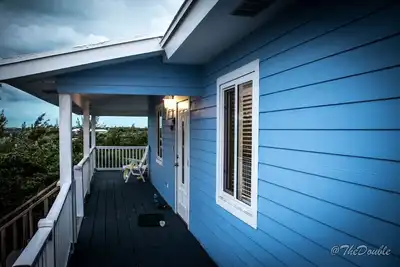 Image de La maison est haute et offre une vue magnifique et une brise rafraîchissante.