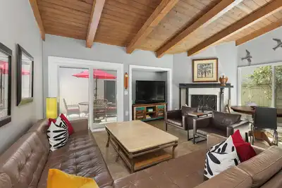 Image de The Getaway Ii- Surf City Luxury dans cette maison de plage de 4 chambres.