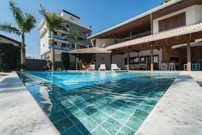 Image de Location vacances Bombinhas avec 7 suites, piscine, wifi, piscine et barbecue