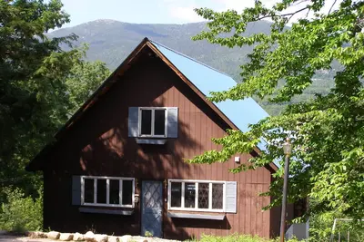 Image de Awesome Mountain View de 2700 pieds carrés Chalet avec bain à remous sur le pont