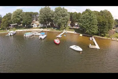 Image de Ladd's Lake House - 3 chambres, 2 salles de bain, au bord du lac, ranch débrayage à la plage de sable. <br>