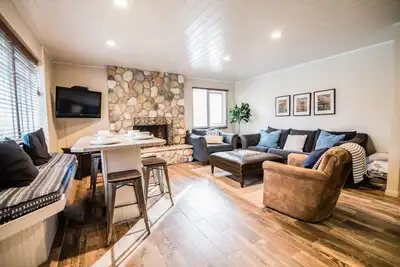 Image de 3 chambres, 2 bains, Pour jusqu'à 12, ski in / out, à distance de marche de toutes les commodités