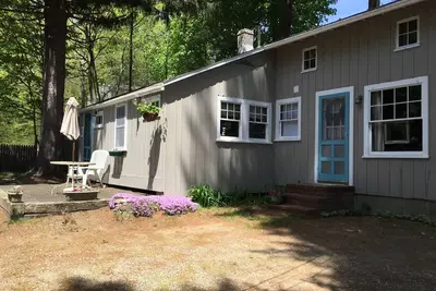 Image de Animaux acceptés! Cottage Maine à seulement 3 pâtés de maisons de la belle plage de Long Sands - 8 personnes