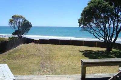 Image de Kiwi Bach typique sur la plage