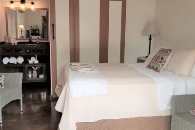 Image de Studio pittoresque à Midtown, avec terrasse / cuisine extérieure