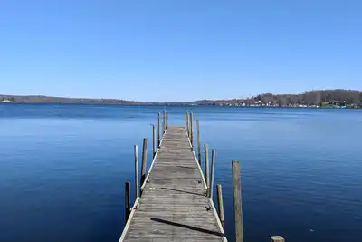 Image de Cottage au bord du lac - Entièrement rénové en 2017 - Disp. Toute l'année!