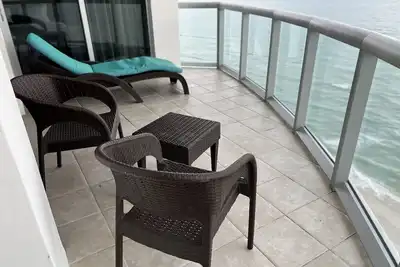 Image de Ocean & City Views. 2 bedrooms 3 bathrooms. Oceanfront Bldg. Sunny Isles Bch, Fl