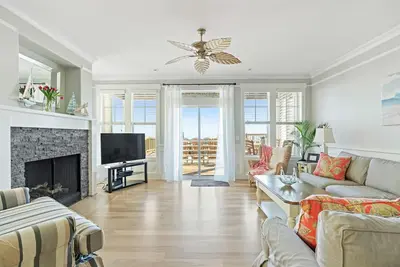 Image de Incroyable Oceanfront Beach House avec piscine et ascenseur