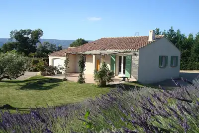 Image de villa avec piscine privée  au calme  : Les Oliviers