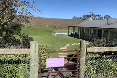 Image de Hébergement élégant dans les vignobles - Animaux acceptés, WiFi, Netflix - O'Briens of Clare