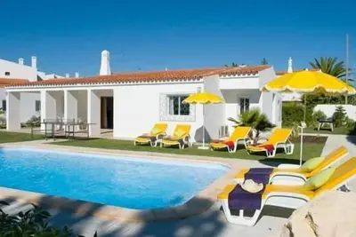 Image de Albufeira centrale à côté du Strip, avec piscine privée et jardin
