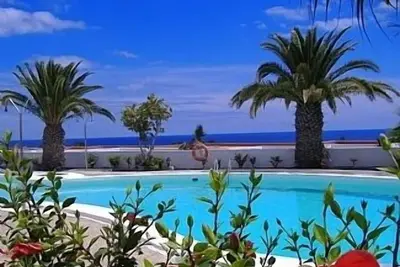 Image de Appartement de 2 chambres avec wifi gratuit et télévision par satellite. Climatisation. Proche des plages de sable