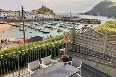 Image de Harbourside 19e siècle Cottage avec vue sur la mer et garage