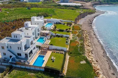 Image de 4 Bedroom beach house, with spectacular sea views