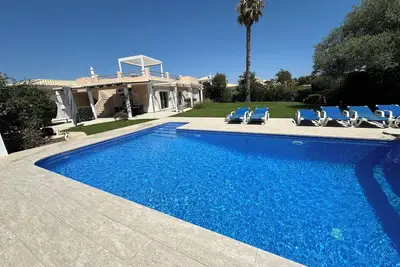 Image de Villa de qualité 4 en suite 6x A \/ C avec piscine 260m² chauffée, jardin 1000m², 24 photos! !
