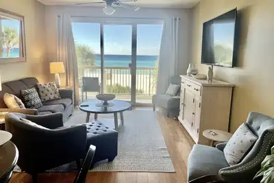 Image de 2e étage, planchers de bois, nouveaux téléviseurs / lits intelligents, chaises de plage, très grand lit, 3 lits doubles, lits jumeaux
