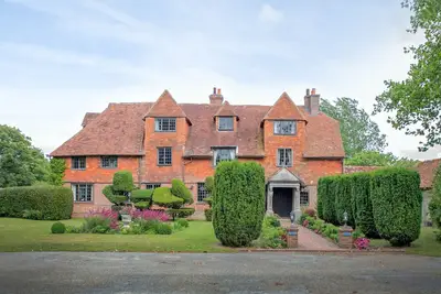 Notre charmant et confortable ancien manoir peut accueillir jusqu'à 20 personnes, avec jacuzzi et piscine.