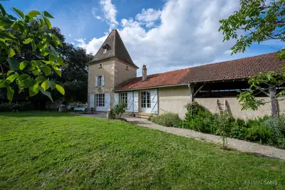 Image de pigeonnier au calme de la campagne gersoise, piscine chauffée