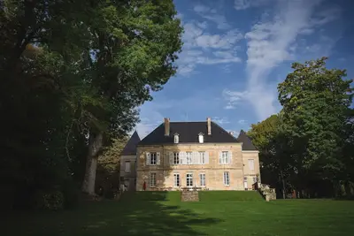 Image de Château de caractère à dimension humaine avec piscine, tennis dans parc de 4ha