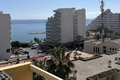 Appartement à 50 mètres de la plage, vue sur mer, airco, piscine, parking