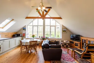 Image de Hébergement familial avec vue sur le ruisseau et le beau jardin