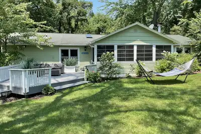 Image de Union Pier House w / plage privée! 3bed / 2bth w / Hottub / Yard / Decks / Lrg Screen Porch