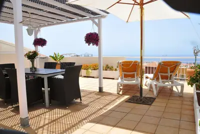 Image de appartement avec grande terrasse sur le toit et vue mer panoramique