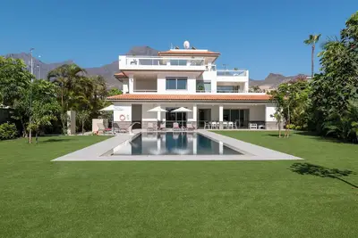 5 étoiles Luxury. Grande villa de 5 chambres et 4 salles de bains. Piscine privée chauffée.