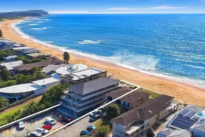 Image de Bloc ARRIÈRE De Beachfront, Seulement MÈTRES À La Plage