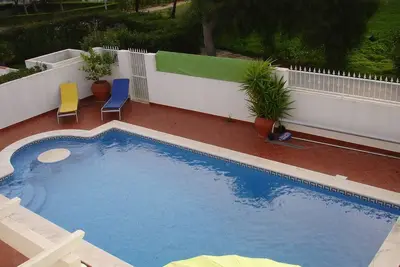 Image de Superbe maison de 5 chambres et 4 salles de bain avec grande piscine à distance de marche de la plage.