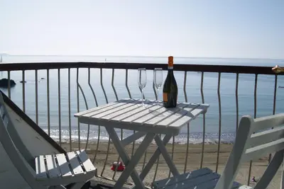 Image de Front Line Beach Apartment, avec une vue imprenable, parking espace alloué et Wi-Fi