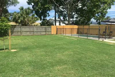 Image de Maison familiale compacte avec piscine Ă South Mackay