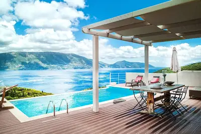 Image de Green Villa Villa de luxe en pierre avec piscine privée et vue panoramique sur la mer!