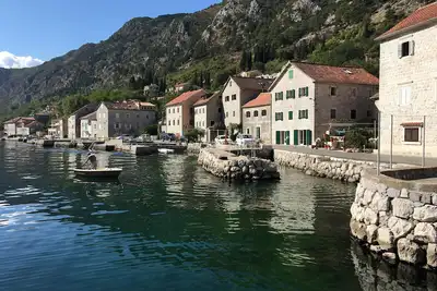 Image de Une ancienne maison en pierre à 4 mètres de la mer et à quelques pas de Kotor.