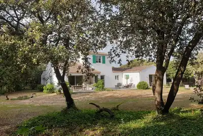 Image de maison spacieuse en bordure de la côte sauvage, à 100 m de la plage.